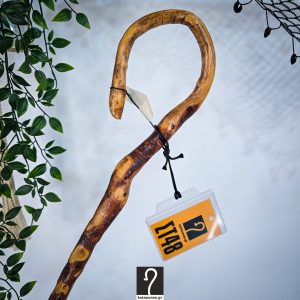 Πανέμορφη Κρητική Κατσούνα με τη φλύδα της. Από ξύλο Πρίνου και ύψος 1,26 μ ΚΩΔ 081225-ΣΤ48