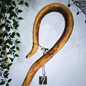 Κρητική Κατσούνα με άγριο διπλό αντίθετο γύρισμα, ιδανική για καθημερινή χρήση και πεζοπορία. Ξύλο Πρίνου και ύψος 1,43 μ | ΚΩΔ 111125-ΣΤ39