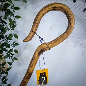 Special Κρητική Κατσούνα με διπλό αντιθετο γύρισμα, ιδανική για καθημερινή χρήση και στήριξη. Ξύλο Πρίνου και ύψος 1,39 μ | ΚΩΔ 011125-ΣΤ02