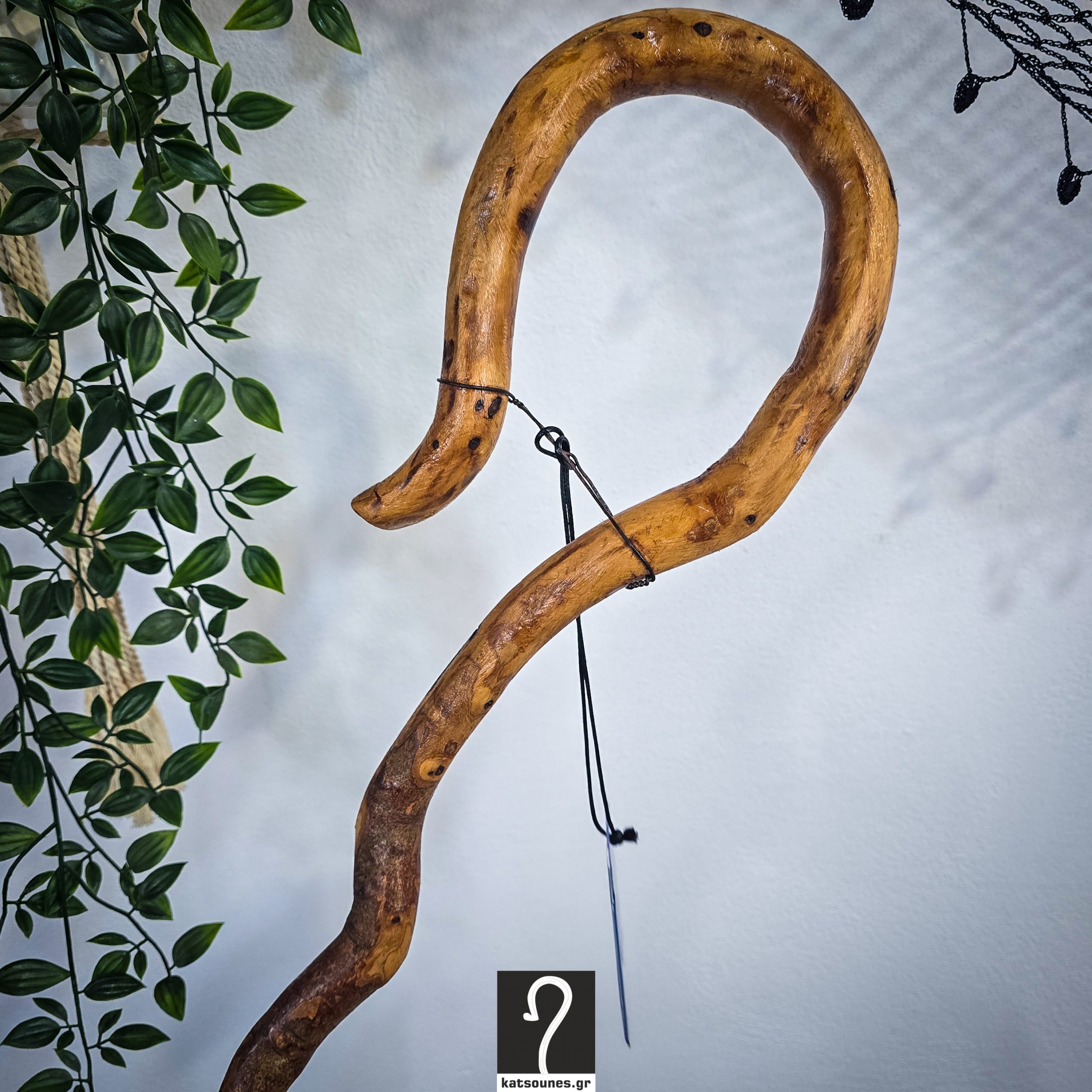 Special Κρητική Κατσούνα με διπλό αντίθετο γύρισμα, εντυπωσιακές καμπύλες και τη φλοίδα της. Ξύλο Πρίνου και ύψος 1,47 μ | ΚΩΔ 041125-ΧΚ12