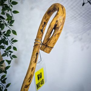 Vintage και ιδιαίτερη Κρητική κατσούνα από ξύλο Ροδιάς ιδανική για κάθε χρήση. Ύψος 0,90 μ | ΚΩΔ 041125-ΜΣ48