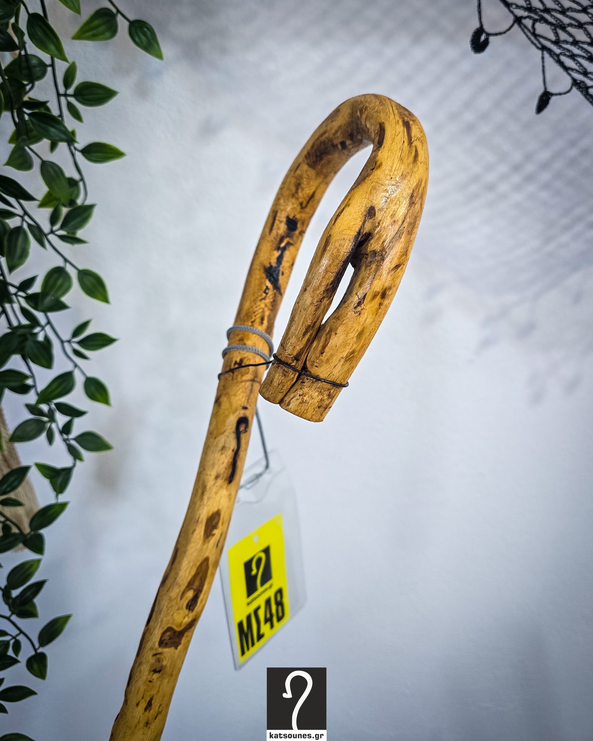 Vintage και ιδιαίτερη Κρητική κατσούνα από ξύλο Ροδιάς ιδανική για κάθε χρήση. Ύψος 0,90 μ | ΚΩΔ 041125-ΜΣ48