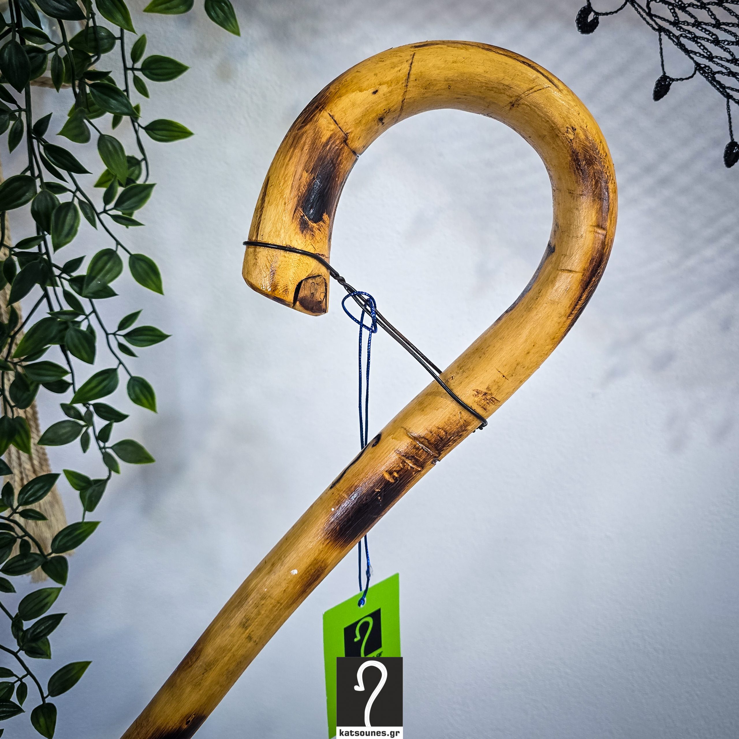 Κατσούνα αλφάδι, εντυπωσιακή κι ελαφριά για καθημερινή χρήση και στήριξη. Από ξύλο Συκιάς και Ύψος 1,20 μ | ΚΩΔ: 041125-ΤΖ01