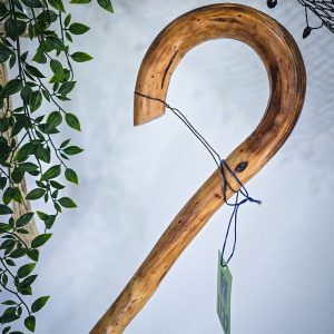 Κρητική Κατσούνα για κτηνοτρόφους και κάθε είδους χρήση. Ξύλο Πρίνου και ύψος 1,31 μ | ΚΩΔ 071125-ΤΖ32