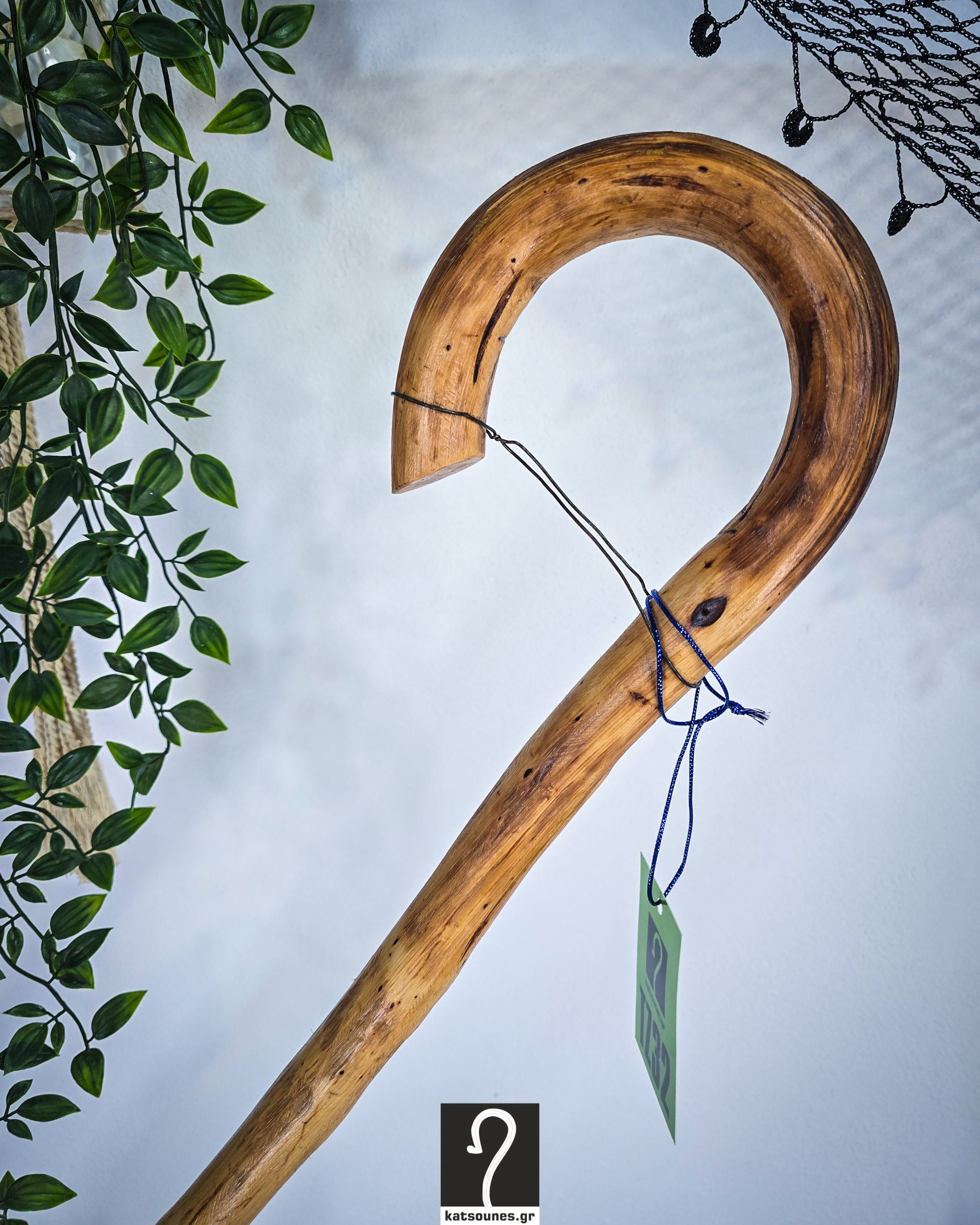 Κρητική Κατσούνα για κτηνοτρόφους και κάθε είδους χρήση. Ξύλο Πρίνου και ύψος 1,31 μ | ΚΩΔ 071125-ΤΖ32