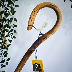 Κρητική Κατσούνα με μεγάλος ύψος και καμπύλες. Ξύλο Πρίνου και ύψος 1,57 μ | ΚΩΔ 111125-ΣΤ26