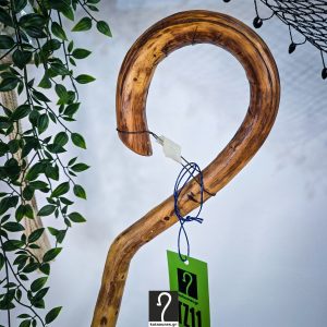 Κρητική Κατσούνα με ωραίες καμπύλες ιδανική για πεζοπορία και κάθε είδους χρήση. Από ξύλο Πρίνου και ύψος 1,25 μ | ΚΩΔ 081225-ΤΖ11