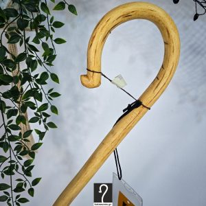 Εντυπωσιακή κι ελαφριά για καθημερινή χρήση Κρητική Κατσούνα με ιδιαίτερο τελείωμα. Από ξύλο Συκιάς και Ύψος 1,11 μ | ΚΩΔ: 141225-ΣΤ30