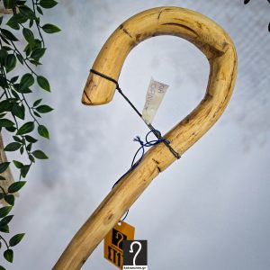 Εντυπωσιακή κι ελαφριά για καθημερινή χρήση Κρητική Κατσούνα. Από ξύλο Συκιάς και Ύψος 1,20 μ | ΚΩΔ: 141225-ΣΤ17