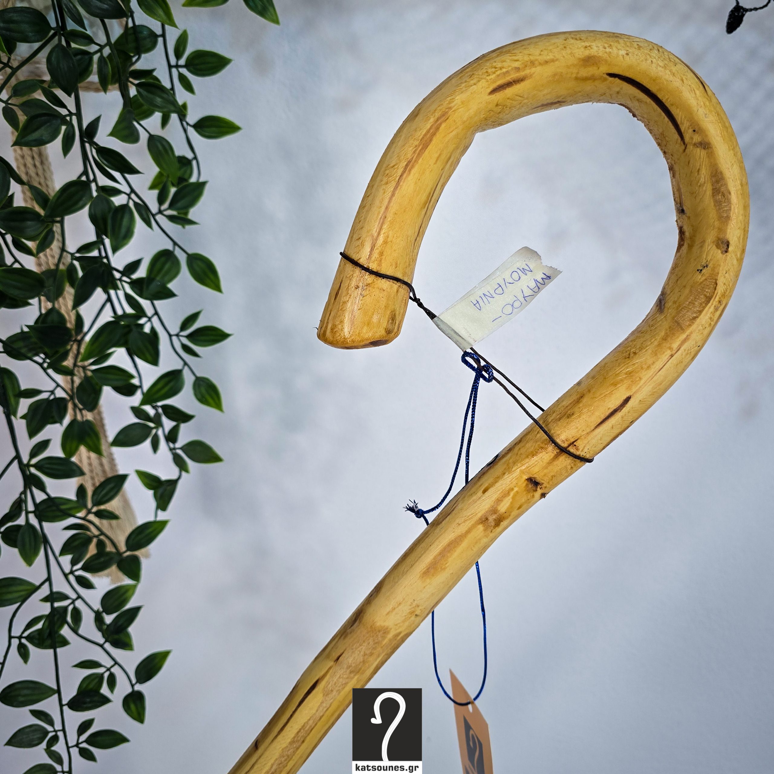 Κρητική Κατσούνα ιδανική για καθημερινή χρήση και στήριξη. Ξύλο Μαυρομουρνιά και ύψος 1,26 μ | ΚΩΔ 141225-ΣΤ05