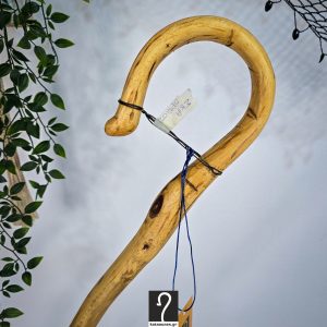 Πανέμορφη κι ελαφριά για καθημερινή χρήση και στήριξη Κρητική Κατσούνα με διπλό αντίθετο γύρισμα. Από ξύλο Συκιάς και Ύψος 1,17 μ | ΚΩΔ: 151225-ΣΤ22