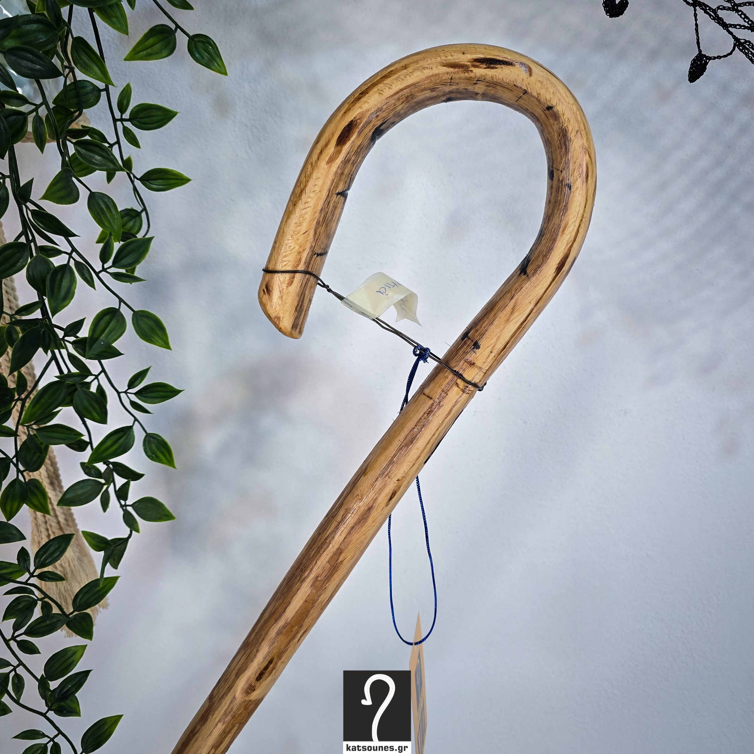 Εντυπωσιακή Κατσούνα αλφάδι! Ιδανική για καθημερινή χρήση. Από ξύλο φουντουκιάς και ύψος 1,18 μ | ΚΩΔ: 151225-ΣΤ01