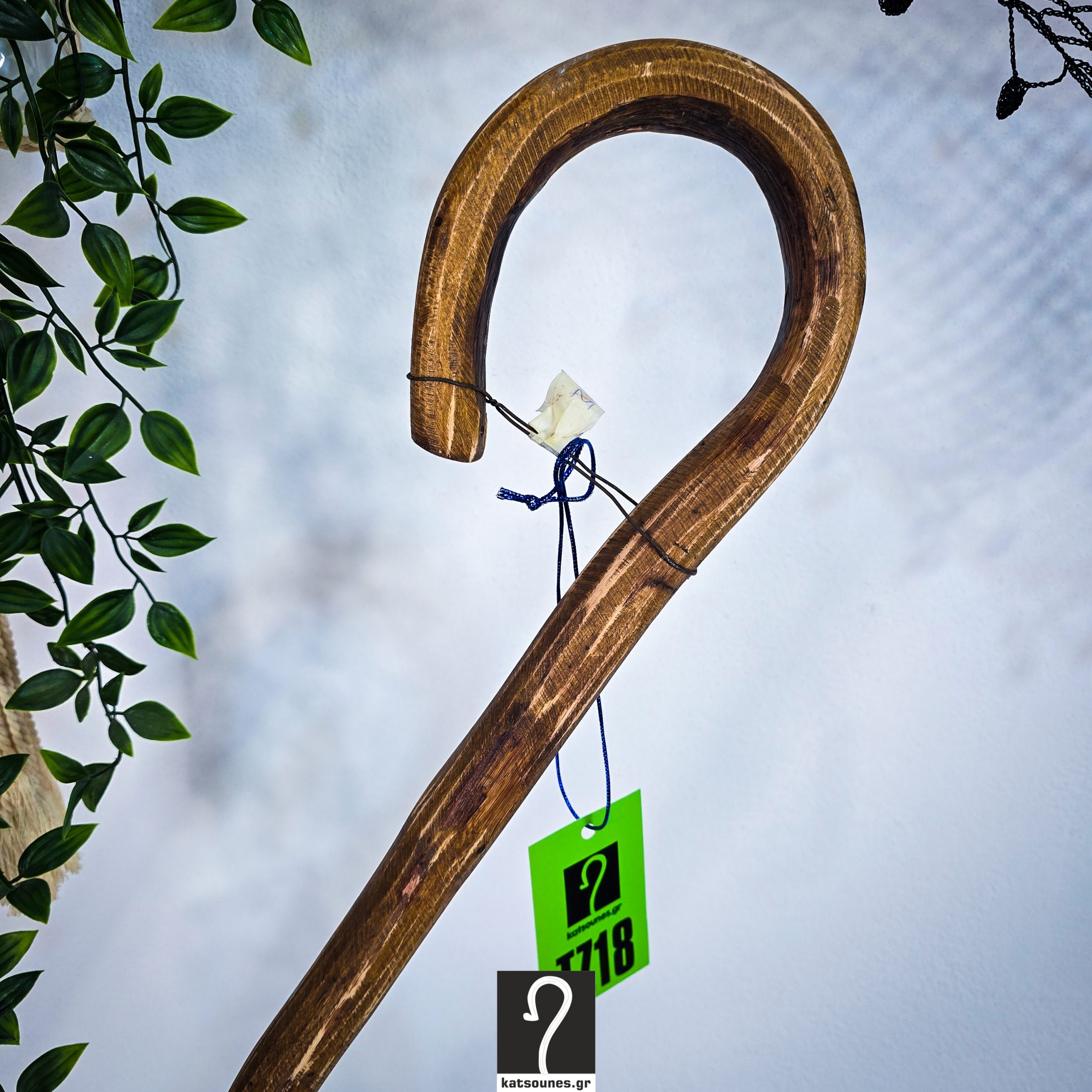 Special σκουρόχρωμη κι εντυπωσιακή Κρητική Κατσούνα Ιδανική για καθημερινή χρήση. Ξύλο Πρίνου και ύψος 1,22 μ | ΚΩΔ 151225-ΤΖ18