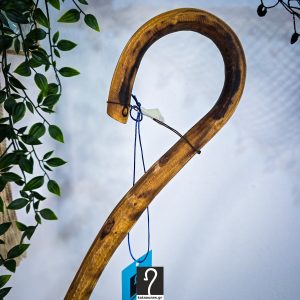 Σκουρόχρωμη κι εντυπωσιακή Κρητική Κατσούνα Ιδανική για καθημερινή χρήση. Ξύλο Πρίνου και ύψος 1,21 μ | ΚΩΔ 151225-XK52