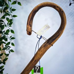 Σκουρόχρωμη κι εντυπωσιακή Κρητική Κατσούνα Ιδανική για καθημερινή χρήση. Ξύλο Πρίνου και ύψος 1,22 μ | ΚΩΔ 151225-TZ06