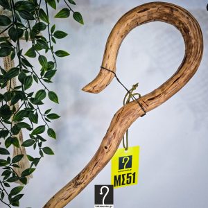 Κρητική Κατσούνα με άγριο διπλό αντίθετο γύρισμα, ιδανική για καθημερινή χρήση και πεζοπορία. Ξύλο Πρίνου και ύψος 1,32 μ | ΚΩΔ 271225-ΜΣ51