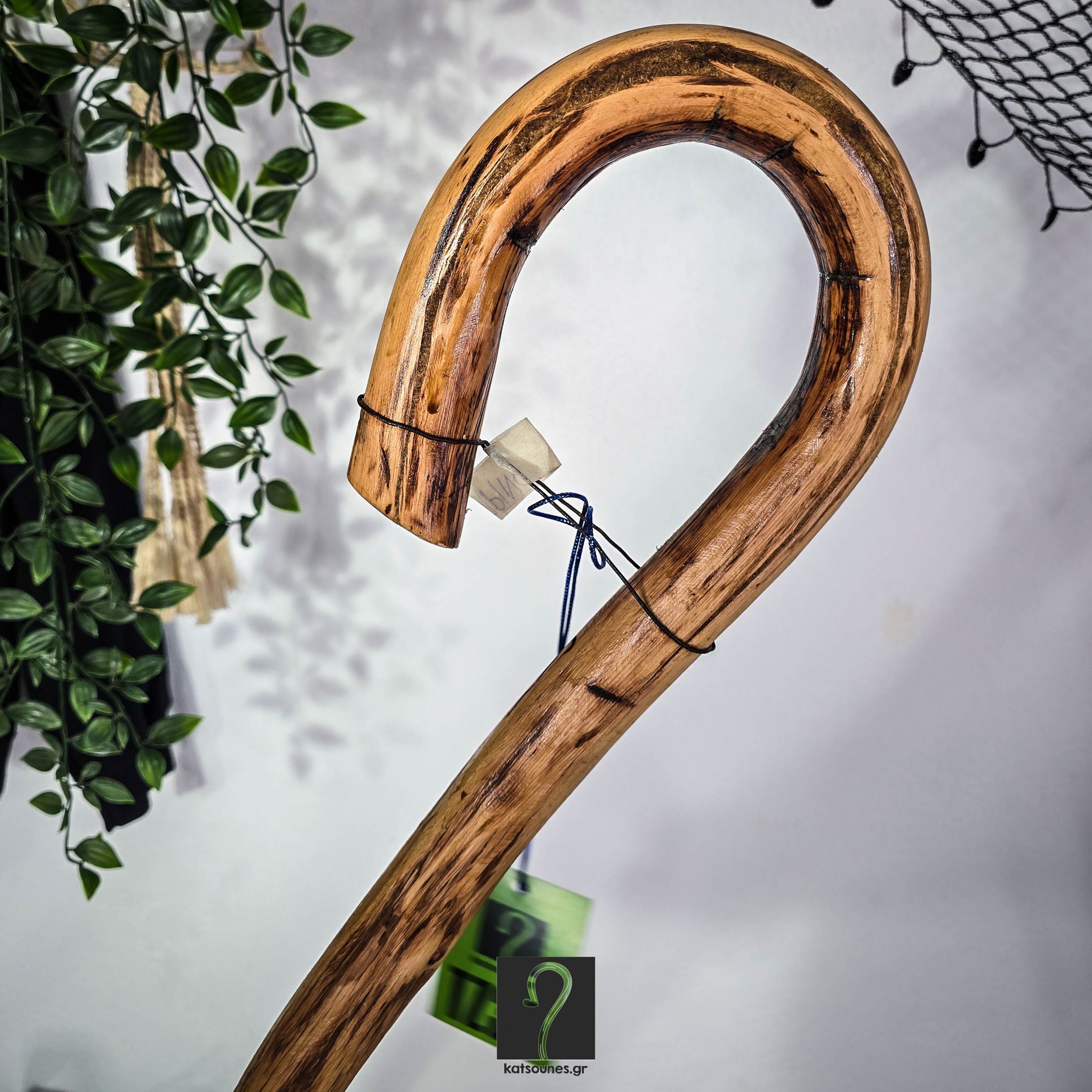 12 εκ περίμετρο Ανθεκτική κι Αυθεντική Στιβαρού Τύπου Κατσούνα για κάθε χρήση. Ξύλο Πρίνου, ύψος 1,37 μ | ΚΩΔ 060125-ΤΖ35