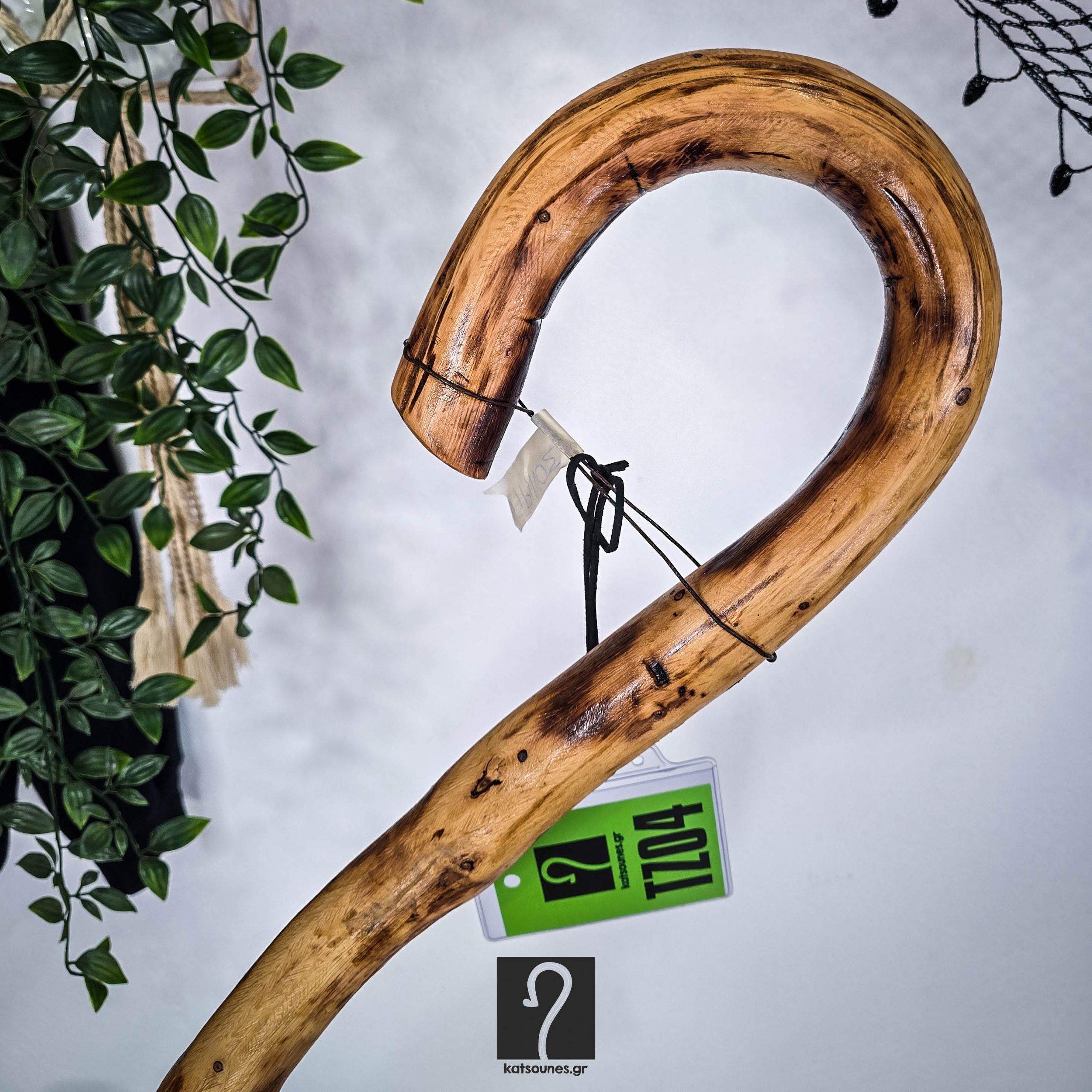 11 εκ περίμετρο Ανθεκτική κι Αυθεντική Στιβαρού Τύπου Κατσούνα για κάθε χρήση. Ξύλο Πρίνου, ύψος 1,38 μ | ΚΩΔ 060125-ΤΖ04