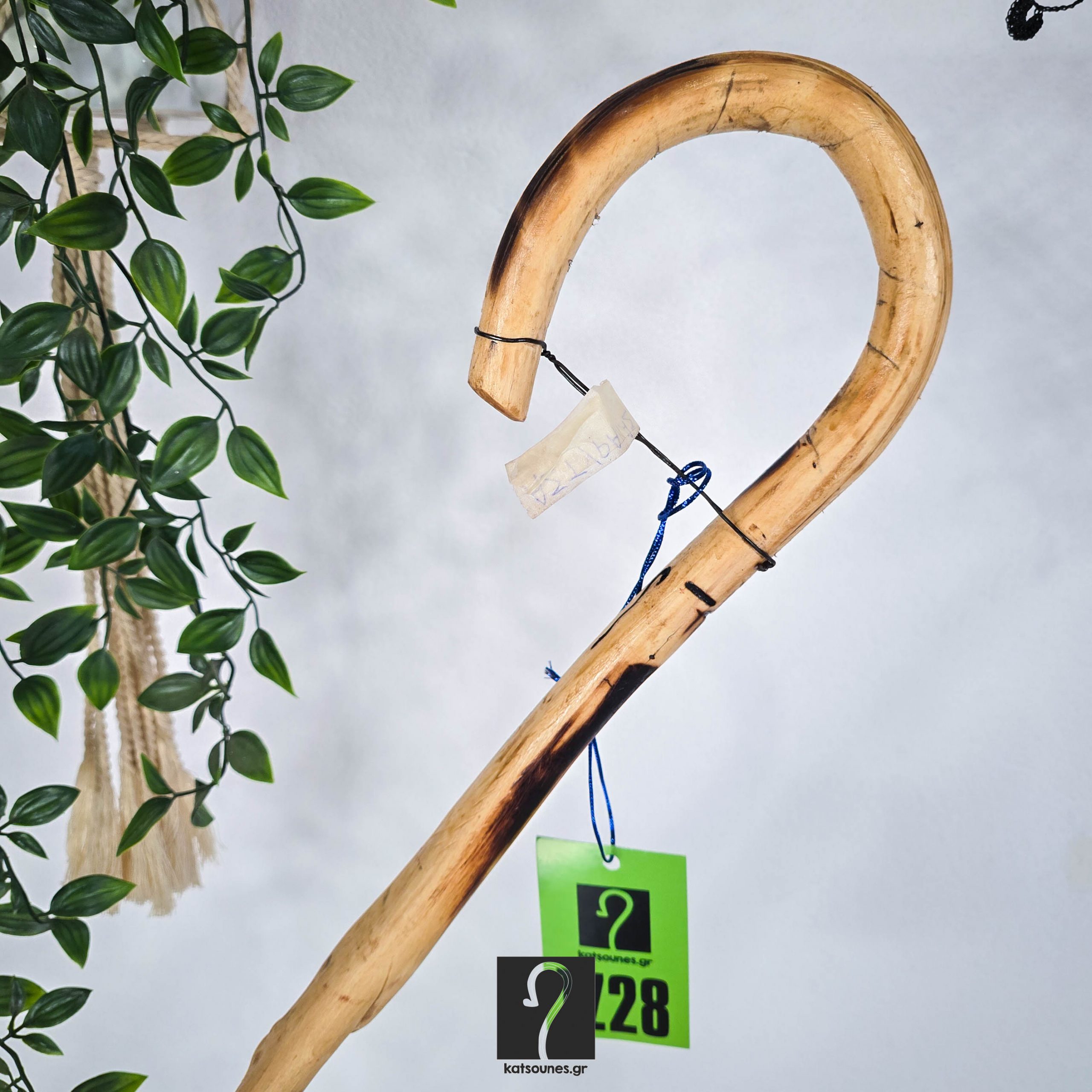 Special Κρητική Kατσούνα με πλεξούδα. Από ξύλο Αστύρακα και ύψος 1,36 μ ΚΩΔ 060125-ΤΖ28