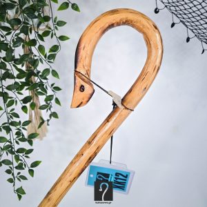Εντυπωσιακή κρητική κατσούνα με σκαλιστό τελείωμα κεφάλι φιδιού. Από ξύλο Μπουρνελίδι και ύψος 1,13 μ | ΚΩΔ 060126-ΧΚ12