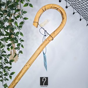 Vintage κρητική κατσούνα από ξύλο Ροδιάς με άγρια υφή, ιδανική για καθημερινή χρήση και στήριξη. Ύψος 1,28 μ | ΚΩΔ 060125-ΧΚ28