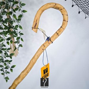 Vintage κρητική κατσούνα από ξύλο Ροδιάς με άγρια υφή, ιδανική για καθημερινή χρήση και στήριξη. Ύψος 1,36 μ | ΚΩΔ 060125-ΣΤ44