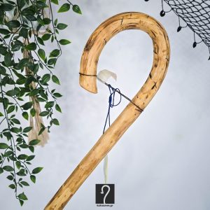 Vintage κρητική κατσούνα από ξύλο Ροδιάς με άγρια υφή, ιδανική για καθημερινή χρήση και πεζοπορία. Ύψος 1,23 μ | ΚΩΔ 060125-ΜΣ11