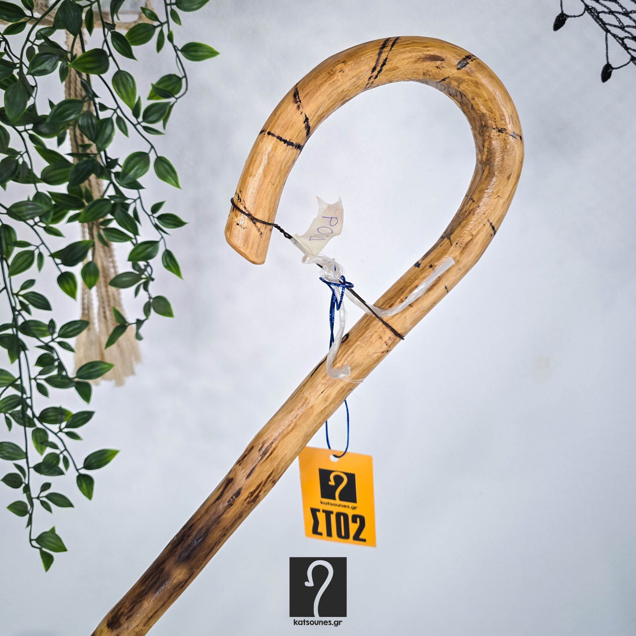 Vintage κρητική κατσούνα από ξύλο Ροδιάς με άγρια υφή, ιδανική για καθημερινή χρήση και πεζοπορία. Ύψος 1,37 μ | ΚΩΔ 060125-ΣΤ02