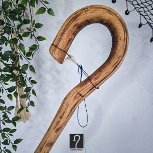 Κρητική Στιβαρού Τύπου Κατσούνα ανθεκτική για κάθε χρήση. Εντυπωσιακή κι Αυθεντική από ξύλο Πρίνου, ύψος 1,19 μ | ΚΩΔ 1901256-ΜΣ42