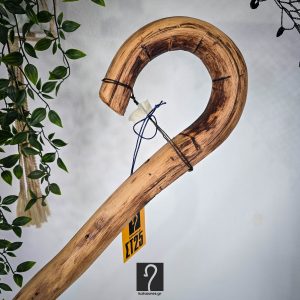 14 εκ περίμετρο Ανθεκτική κι Αυθεντική Στιβαρού Τύπου Κατσούνα Οικογενειακό κειμήλιο. Ξύλο Πρίνου, ύψος 1,35 μ | ΚΩΔ 300126-ΣΤ25