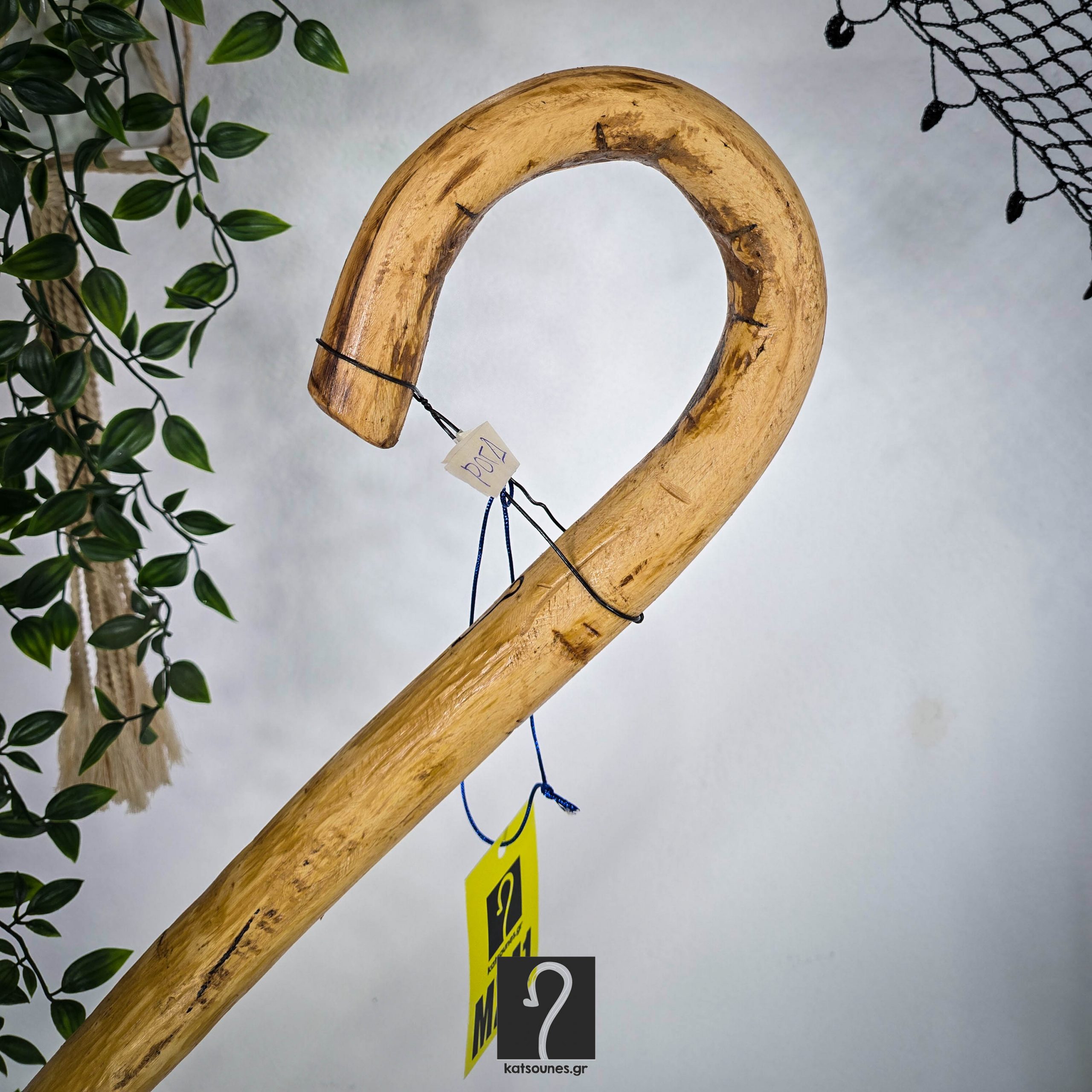 12 εκ περίμετρο, στιβαρού Τύπου Κρητική Κατσούνα από ξύλο Ροδιάς ιδανική για κάθε χρήση. Ύψος 1,21 μ | ΚΩΔ 300126-ΜΣ41