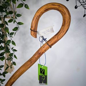 Σκουρόχρωμη Κρητική Κατσούνα με μεγάλο ύψος και καμπύλες. Από ξύλο Πρίνου, ύψος 1,48 μ | ΚΩΔ 300126-ΤΖ17