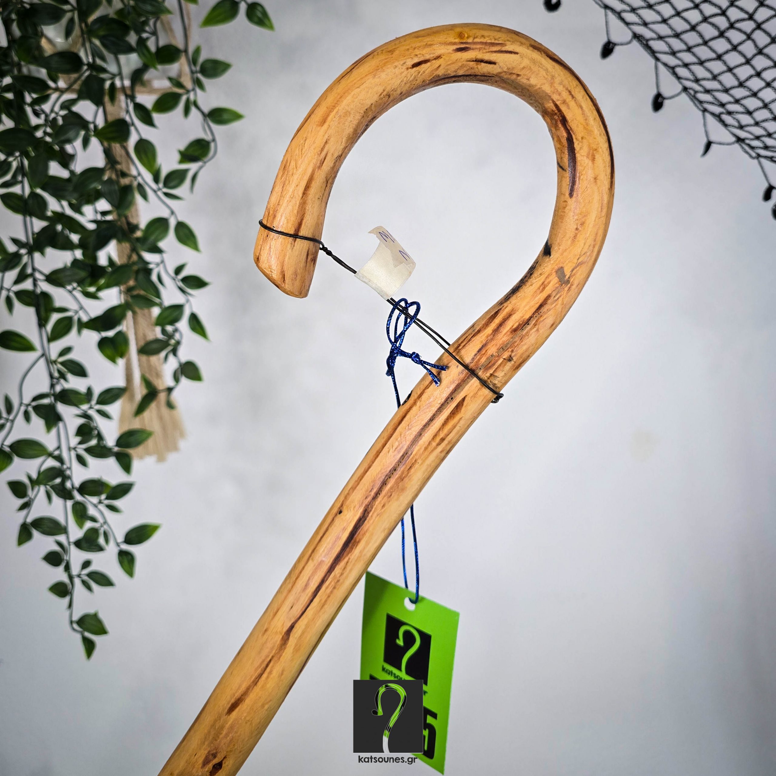 Κρητική Κατσούνα για καθημερινή χρήση και στήριξη. Από ξύλο Μπουρνελίδι και ύψος 1,25 μ ΚΩΔ 300126-ΤΖ45