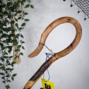 Αυθεντική Κατσούνα με άγριο διπλό αντίθετο γύρισμα και τη φλύδα της. Ιδανική για κάθε χρήση από ξύλο Πρίνου και ύψος 1,31 μ | ΚΩΔ 030226-ΜΣ04