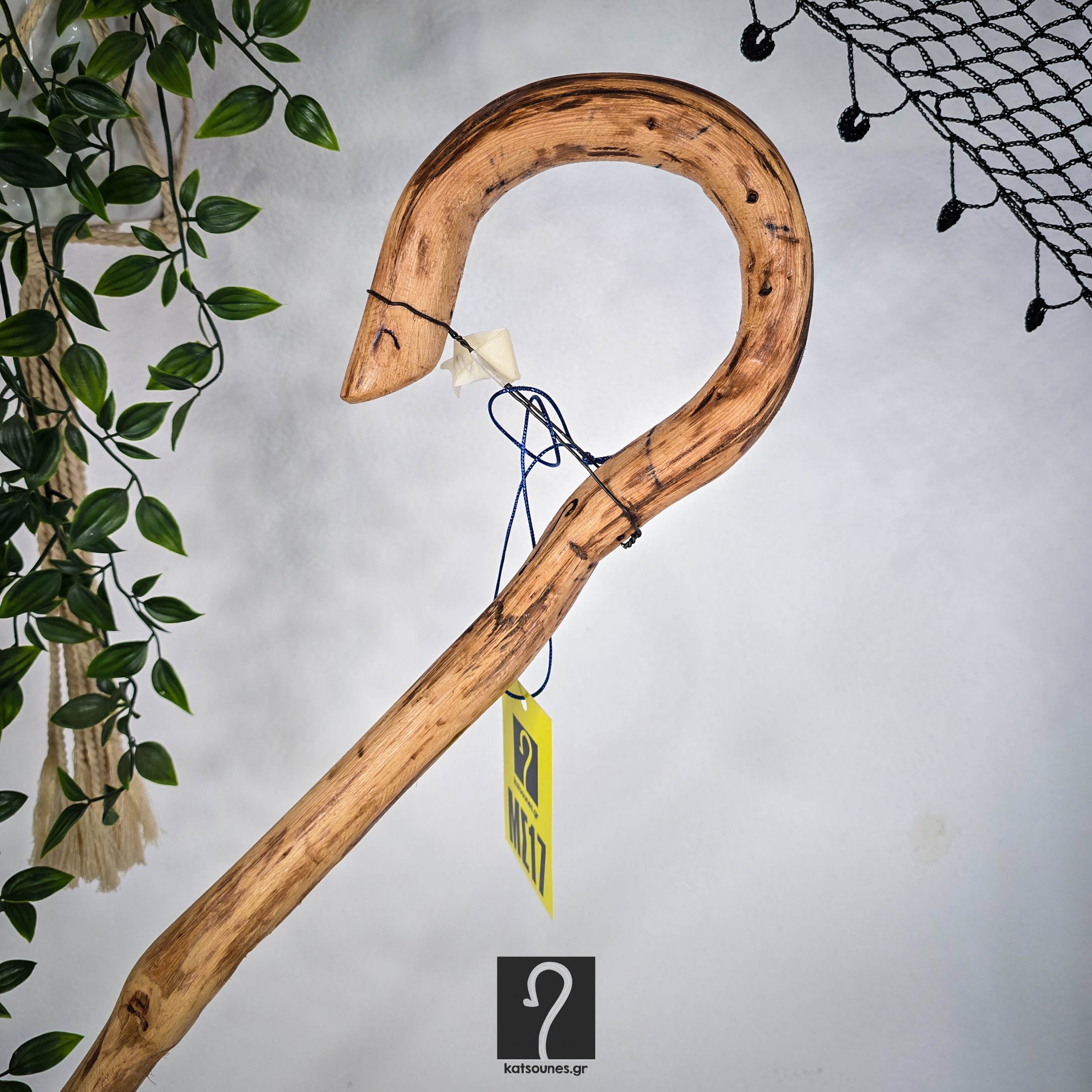 Κρητική Κατσούνα με άγρια υφή, εντυπωσιακές καμπύλες και μεγάλο ύψος στο1,38 μ . Ξύλο Πρίνου | ΚΩΔ 030226-ΜΣ17