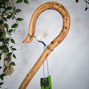 Κρητική Κατσούνα με διπλό αντίθετο γύρισμα. Ιδανική για πεζοπορία και κάθε είδους χρήση. Ξύλο Πρίνου και ύψος 1,16 μ | ΚΩΔ: 060226-ΤΖ37