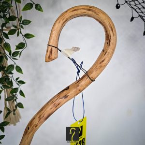 Κρητική Κατσούνα με εντυπωσιακές καμπύλες, ιδανική για καθημερινή χρήση και στήριξη, από ξύλο Πρίνου και ύψος 1,13 μ | ΚΩΔ 060226-ΜΣ28