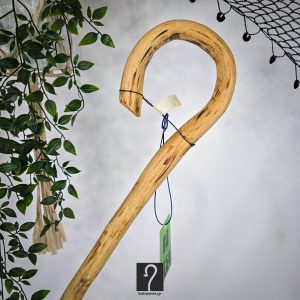 Vintage κρητική κατσούνα από ξύλο Ροδιάς με άγρια υφή, ιδανική για καθημερινή χρήση και πεζοπορία. Ύψος 1,20 μ | ΚΩΔ 060226-ΤΖ34