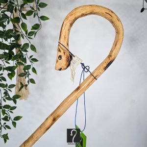 Ολόισια και εντυπωσιακή σκαλισμένη κατσούνα για καθημερινή χρήση. Από ξύλο αστύρακα 1,16 μ | ΚΩΔ 120226-ΤΖ46