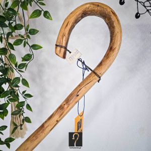 Κρητική Κατσούνα ιδανική για κάθε χρήση και πεζοπορία, από ξύλο Πρίνου και ύψος 1,42 μ | ΚΩΔ 120226-ΣΤ40