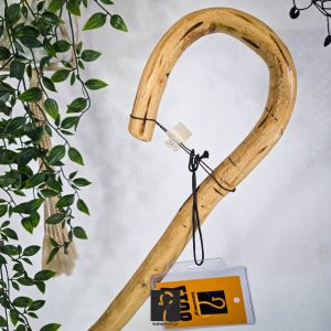 Vintage κρητική κατσούνα από ξύλο Ροδιάς με άγρια υφή, ιδανική για καθημερινή χρήση και πεζοπορία. Ύψος 1,27 μ | ΚΩΔ 120226-ΣΤ38