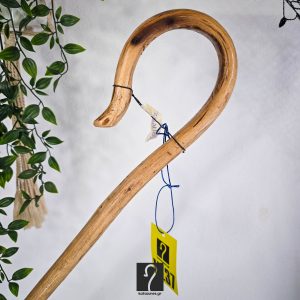 Κρητική Κατσούνα Ιδανική για καθημερινή χρήση και στήριξη με διπλό αντίθετο γύρισμα. Από ξύλο Πρίνου και ύψος 1,26 μ | ΚΩΔ 140226-ΜΣ37