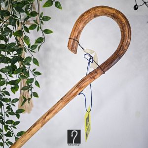 Ιδανική για καθημερινή χρήση και στήριξη Κρητική Κατσούνα από ξύλο Πρίνου και ύψος 1,12 μ | ΚΩΔ 140226-ΜΣ01