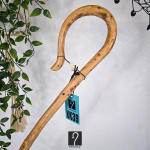 Κρητική Κατσούνα με διπλό αντίθετο γύρισμα από ξύλο Πρίνου. Ιδανική για καθημερινή και κάθε είδους χρήση με ύψος 1,19 μ | ΚΩΔ 210226-ΧΚ39