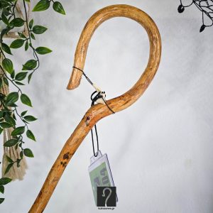 Πανέμορφη Κρητική Κατσούνα με τη φλύδα της. Από ξύλο Πρίνου και ύψος 1,24 μ ΚΩΔ 210226-ΤΖ04