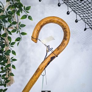 Vintage Kρητική Kατσούνα από ξύλο Ροδιάς με άγρια υφή, ιδανική για καθημερινή χρήση και πεζοπορία. Ύψος 1,05 μ | ΚΩΔ 250326-ΤΖ23