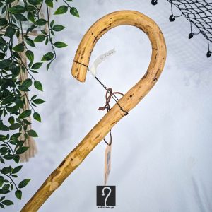 Kρητική Kατσούνα από ξύλο Ροδιάς με άγρια υφή, ιδανική για καθημερινή χρήση και στήριξη. Ύψος 1,13 μ | ΚΩΔ 250326-ΣΤ42