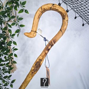 Vintage Kρητική Kατσούνα από ξύλο Ροδιάς με άγρια υφή και διπλο αντίθετο γύρισμα. Ιδανική για καθημερινή χρήση και στήριξη. Ύψος 1,17 μ | ΚΩΔ 250326-ΣΤ28