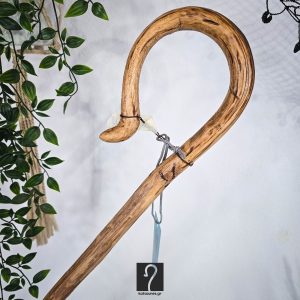 Κρητική Κατσούνα Ιδανική για καθημερινή χρήση και στήριξη με διπλό αντίθετο γύρισμα. Από ξύλο Πρίνου και ύψος 1,17 μ | ΚΩΔ 030426-ΧΚ27