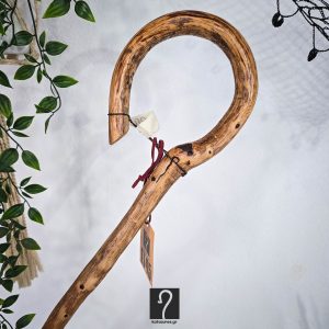 Ολοστρόγγυλη κούρμπα και ιδανική για καθημερινή χρήση Κρητική Κατσούνα από ξύλο Πρίνου και ύψος 1,08 μ | ΚΩΔ 030426-ΣΤ45